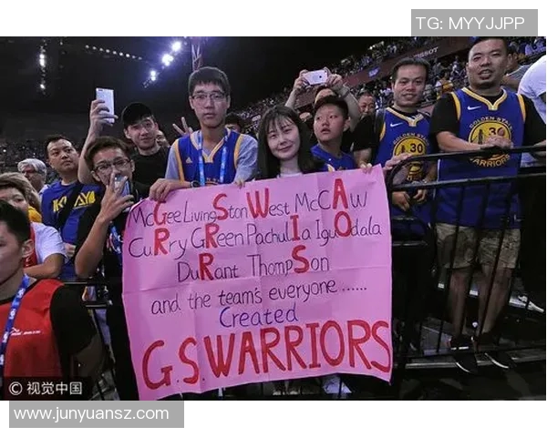 中国足球联赛星期天精彩对决，球迷热情高涨，谁能在赛场上笑到最后